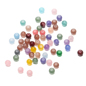 Vue macro de perles en verre colorées translucides pour la création de bijoux DIY