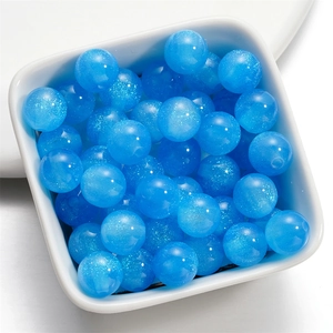 Dettaglio di perle in resina blu scintillante per creazione di gioielli fai-da-te