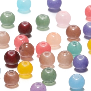 Détail macro de perles rondes colorées en verre dépoli avec trous pour bijoux DIY