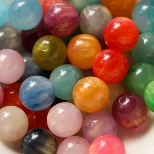 Makroaufnahme von 8/10mm Harzperlen mit Wolkenmuster und Marmortextur für Schmuck