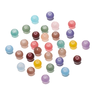 Détail de perles rondes multicolores en verre œil-de-chat pour la création de bijoux