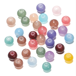 Gros plan de perles rondes en verre coloré pour bracelets DIY aux tons vifs mélangés