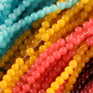 Gros plan macro de perles en verre polies colorées pour accessoires de bijoux DIY