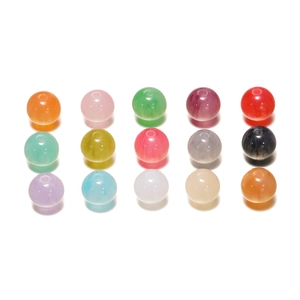 Detail von 8mm und 10mm marmorierten Harzperlen für DIY-Schmuck in 15 Farben