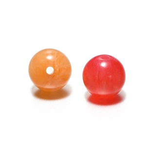 Makroaufnahme von 8-10mm Harzperlen mit orangefarbenen und rosa Wolkentexturen für DIY