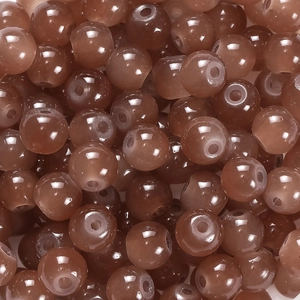 Détail macro de perles en verre marron translucide pour la création de bijoux DIY