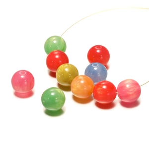 Nahaufnahme von 8mm/10mm bunten Harzperlen mit Marmortexter und Glitzereffekt