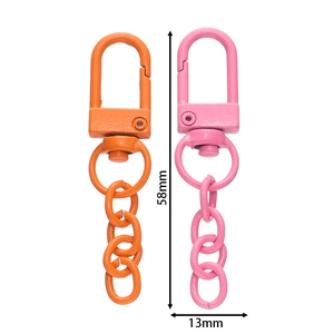 Detailansicht bunter Karabinerverschlüsse mit Ketten in Orange und Rosa, 58mm Länge