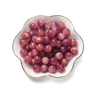 Makroansicht von 8mm Wolkenmuster-Harzperlen mit rosa-goldener Marmorierung für DIY-Schmuck