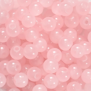 Vue macro détaillée de perles en verre rose pastel pour la création de bijoux DIY