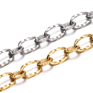 Makroaufnahme von Gold und Silber gedrehten Edelstahlketten für DIY-Schmuckherstellung