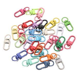 Makroaufnahme bunter Schwenk-Karabinerverschlüsse aus Zinklegierung für DIY-Schmuck