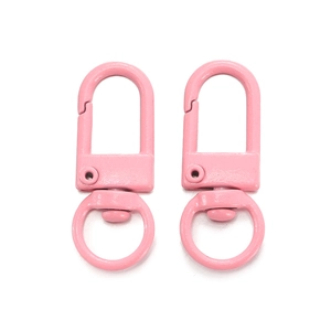 Nahaufnahme der rosa Karabinerverschlüsse mit Drehringen für DIY-Schlüsselanhänger