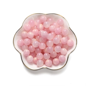 Detailansicht von rosa Kunstharzperlen in einer dekorativen Keramikschale für DIY-Schmuck
