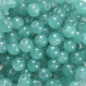 Vue détaillée de perles en verre translucide bleu cyan pour bijoux artisanaux