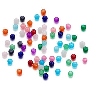 Vue macro de perles en verre colorées lisses pour la création de bijoux DIY créatifs