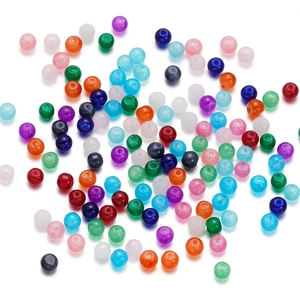 Gros plan de perles de verre rondes colorées pour bijoux DIY en diverses couleurs vives