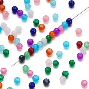 Gros plan de perles de verre colorées avec trou pour la création de bijoux DIY