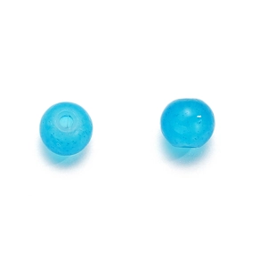 Vue détaillée de deux perles en verre bleu clair translucide avec bulles pour bijoux DIY