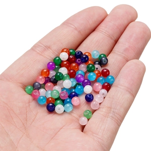 Vue macro de perles en verre translucide coloré de 6-8mm pour fabrication de bijoux