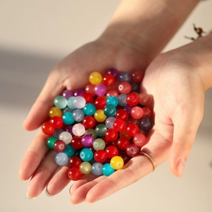 Perles en verre translucides colorées tenues à la main pour création de bijoux