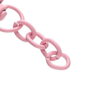 Makroaufnahme der rosa lackierten Metallkettenglieder für DIY-Puppenzubehör