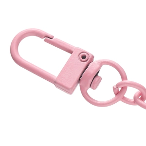 Detailaufnahme der rosa lackierten Karabinerverschluss mit Drehring und Metallkette