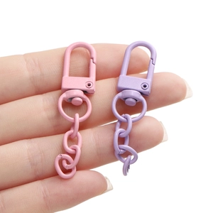 Rosafarbene und lila matt lackierte Karabinerverschlüsse mit Kette für DIY-Schmuck