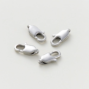 Detail von vier polierten silbernen Karabinerschließen für DIY-Schmuck und Ketten