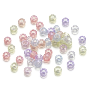 Nahaufnahme bunter Acryl-Perlen mit Perlmuttglanz für DIY Schmuck und Armbänder