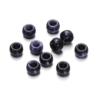 Makroaufnahme von Acrylperlen mit violett-schwarzer Marmorierung für DIY-Schmuckzubehör