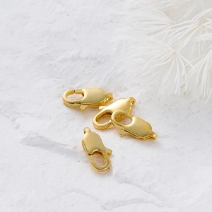 Detailansicht der 18k vergoldeten Karabinerverschlüsse für DIY-Schmuck und Halsketten
