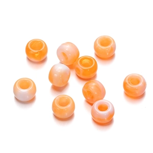Makro-Detail von pfirsich-orangen Acryl-Perlen mit großem Loch für DIY-Schmuckherstellung