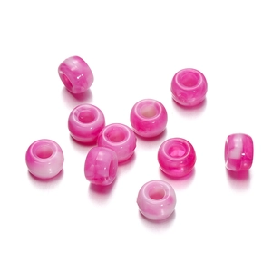 Makroaufnahme von rosa-weiß marmorierten Acrylperlen mit großen Löchern für DIY-Schmuck