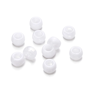 Makroaufnahme weißer Acrylperlen mit großem Loch für DIY handgefertigten Schmuck