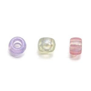 Drei durchscheinende Acryl-Glitzerperlen in Lila, Grün und Rosa für DIY-Schmuckherstellung