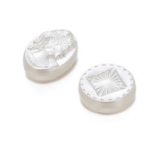 Detailansicht der perlweißen Cameo-Relief und Sternmuster-Perlen für DIY-Schmuck