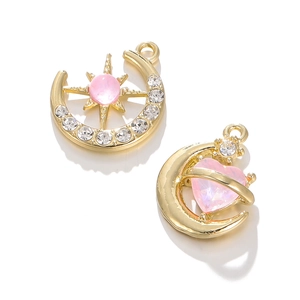 Detailansicht von goldenen Mondanhängern mit rosa Herzkristallen und Sternakzenten