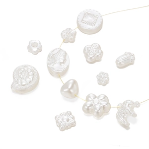 Detailansicht weißer ABS-Perlenanhänger in Blumenform für DIY-Schmuck und Bastelarbeiten