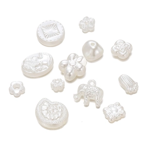 Detail von perlweißen ABS-Perlen in Blumen- und Tierformen für DIY-Schmuck und Bastelarbeiten