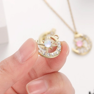 Goldener Mond- und Sternanhänger mit weißem Zirkonia-Pavé und Opal-Effekt-Perle im Boho-Stil