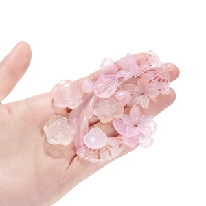 Macro-opname van roze acryl kralen in bloemvorm voor doe-het-zelf sieraden en hobby