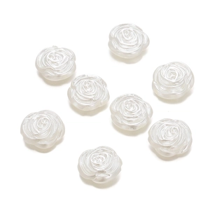 Makroansicht weißer ABS-Harzrosen mit Perlglanz-Finish für DIY-Schmuckherstellung