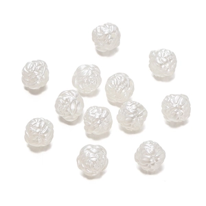 Makroaufnahme von zwölf perlweißen ABS-Resin-Rosenblüten-Perlen für DIY-Schmuckherstellung