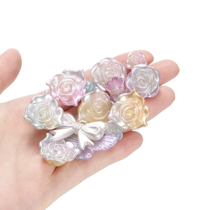 Detailopname van iriserende harsrozen en strikkralen voor DIY sieraden maken