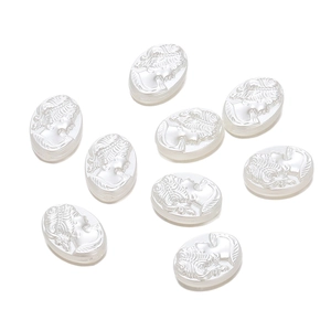 Detailansicht von neun barocken Cameo-Anhängern mit Perlmuttglanz für DIY-Schmuckherstellung