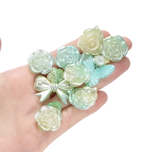 Detail van pastelkleurige parelmoer acryl kralen in roosvorm voor DIY sieraden maken