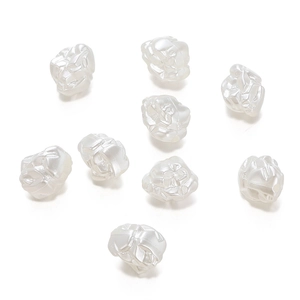 Makro-Detail von 10 unregelmäßigen Barockperlen mit strukturierter Oberfläche für DIY-Schmuck