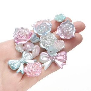 Mix van parelmoer harskralen met rozen en strikken voor het maken van DIY-sieraden