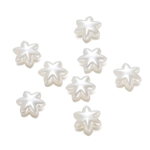 Makroaufnahme weißer Perlglanz-Blumenperlen für DIY-Schmuck und Bastelarbeiten